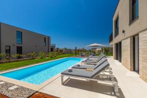 Πισίνα στο ή κοντά στο Beautiful Villa Vegt with pool in Labinci