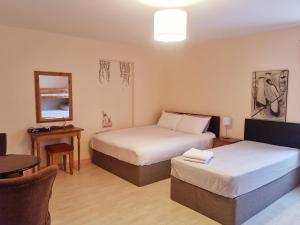 Postel nebo postele na pokoji v ubytování Coppermines Lodge
