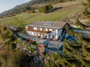 拉萨乌恩特迪伊希夫招待所的山上房屋的鸟瞰图