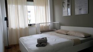 a white bed with a bag on top of it at CASA LUXE - 120qm - Zentral - Familienfreundlich - Parkplatz - 5km zum Legoland in Günzburg