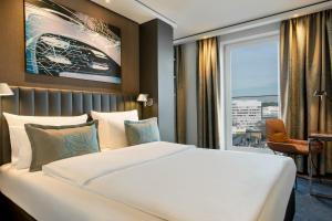 Un pat sau paturi într-o cameră la Motel One Stuttgart-Feuerbach