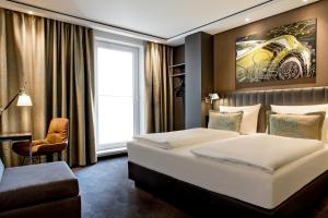 Un pat sau paturi într-o cameră la Motel One Stuttgart-Feuerbach