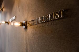 Un certificat, premiu, logo sau alt document afișat la Motel One Stuttgart-Feuerbach
