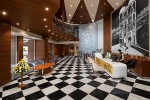 un vestíbulo de un hotel con suelo a cuadros en jüSTa Sajjangarh Resort & Spa, Udaipur, en Udaipur 50 fotos más