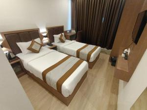 Postel nebo postele na pokoji v ubytování Hotel Beverly Palace Santacruz - Near BKC - Mumbai Airport T1