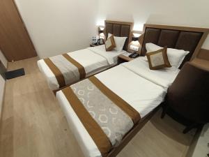 Postel nebo postele na pokoji v ubytování Hotel Beverly Palace Santacruz - Near BKC - Mumbai Airport T1