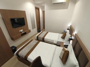 TV a/nebo společenská místnost v ubytování Hotel Beverly Palace Santacruz - Near BKC - Mumbai Airport T1