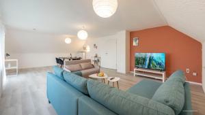 TV a/nebo společenská místnost v ubytování XXL Design-Appartement Gardendesign Boxspring 8 Pers Zwischen Heidelberg und Mannheim