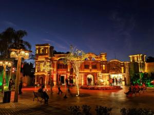 um prédio com pessoas andando na frente dele à noite em Apartamento Novo Próximo a pontos turisticos em Foz do Iguaçu