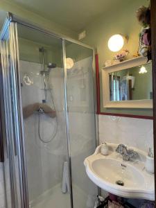 un bagno con doccia e lavandino di La Casetta della Nonna a Caprese Michelangelo