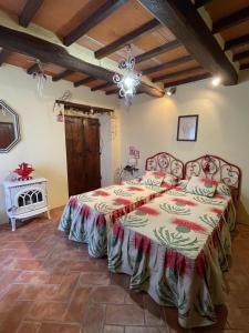 una camera da letto con un letto e un lampadario di La Casetta della Nonna a Caprese Michelangelo