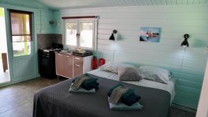 ein Schlafzimmer mit einem Bett mit Handtüchern darauf in der Unterkunft Aquila apartments en studios in Willemstad