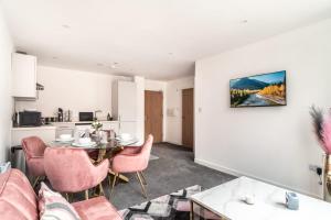 Kuchyň nebo kuchyňský kout v ubytování Lovely 1 Bed Central Preston Apartment