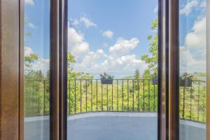 蒙蒂菲阿斯科尼Lake Lovers Lodge的从阳台的窗户可欣赏到风景。