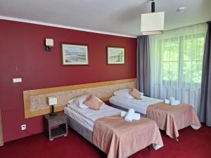 Postel nebo postele na pokoji v ubytování Ośrodek Szkoleniowo-Wypoczynkowy "Leśnik" + 37 fotografií