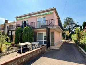 una casa rosa con un tavolo di fronte di Appartement familial climatisé avec terrasse, 2 chambres, à 8 km de la mer - Sorède - FR-1-225-737 a Sorède