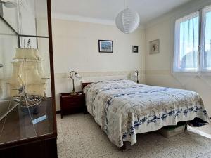 una camera da letto con un letto e una doccia in vetro di Appartement familial climatisé avec terrasse, 2 chambres, à 8 km de la mer - Sorède - FR-1-225-737 a Sorède