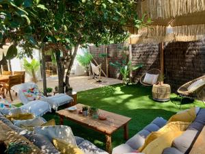Vonkajšia záhrada v ubytovaní Maisonnette avec terrasse et jardin-Parking privé-9mn des plages à pied
