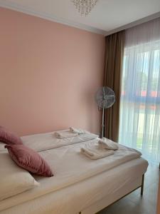 Ένα ή περισσότερα κρεβάτια σε δωμάτιο στο Apartments MERLIN -ANTRESOLA przy Starówce