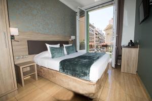 Postel nebo postele na pokoji v ubytování Hôtel Parisien + 37 fotografií