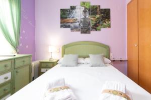 a bedroom with a large bed with purple walls at Global Properties, Estudio para parejas en la playa del Puerto de Sagunto in Puerto de Sagunto