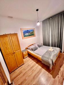 a bedroom with a bed and a large window at Apartamenty Nad Dunajcem koło Zakopanego in Biały Dunajec