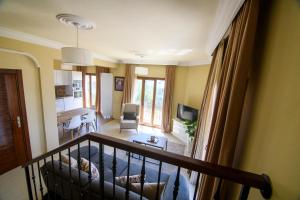 un salon avec un canapé et une salle à manger dans l'établissement DENGE Homes, à Lefkosa Turk