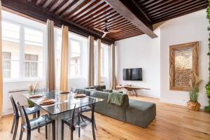 a living room with a table and a couch at Les Balcons de Guignol in Lyon
