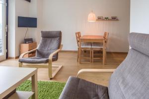 uma sala de estar com mesa e cadeiras em König's Wohnung em Sankt Andreasberg