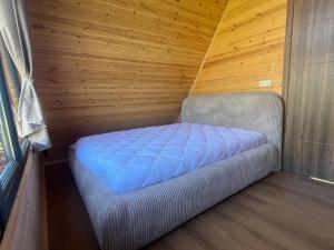 Postel nebo postele na pokoji v ubytování Cozy Home Kazbegi