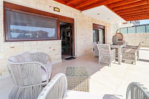 Et opholdsområde på Marina Pool Villa Hanioti 3 bedrooms 8 guests