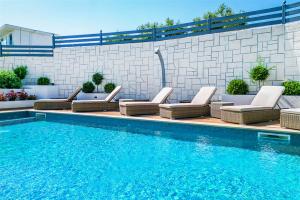 Swimmingpoolen hos eller tæt på Marina Pool Villa Hanioti 3 bedrooms 8 guests