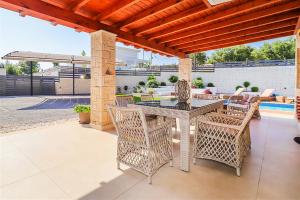 En balkon eller terrasse på Marina Pool Villa Hanioti 3 bedrooms 8 guests