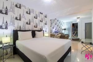 Un dormitorio con una gran cama blanca en una habitación. en Prassa 3 Boutique Hotel, en Mindelo