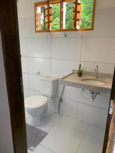ein Badezimmer mit Toilette und Waschbecken in der Unterkunft Pousada Mira in Barra Grande