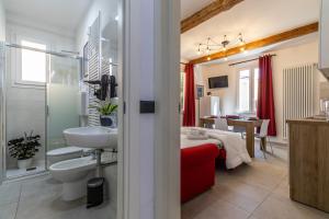 モデナにあるEnzo Ferrari Museum -WiFi, train station and parkingのバスルーム(シンク付)、ベッド1台が備わります。 +54枚の写真