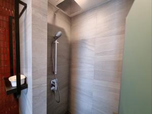 ein Badezimmer mit Dusche, Toilette und Waschbecken in der Unterkunft EDGE Central pattaya near walking street in Pattaya + 94 Fotos