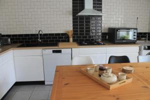 Kuchyň nebo kuchyňský kout v ubytování Le Roc'h Mousse Gîte de Charme en Centre Finistère