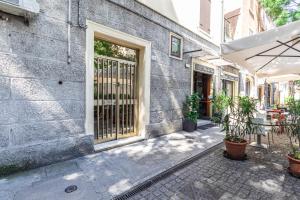 モデナにあるEnzo Ferrari Museum -WiFi, train station and parkingの門植物入口