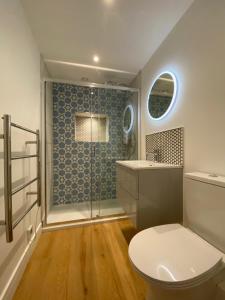 une salle de bain avec une douche, des toilettes et un lavabo dans l'établissement New~Breathtaking Bay Views~Chapel Street~Penzance, à Penzance