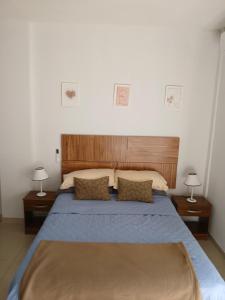 a bedroom with a large bed with two lamps at Dpto en Costanera, excelente ubicación in Corrientes