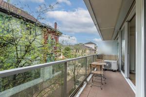ein Balkon mit Tisch und Stühlen auf einem Gebäude in der Unterkunft M001 Marquer Agréable T2 centre ville in Annemasse