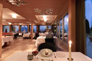 uma sala de jantar com vista para um restaurante em Bellevue Parkhotel & Spa - Relais & Châteaux em Adelboden