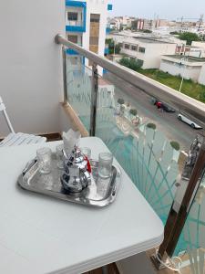 - un plateau/bouilloire sur une table sur un balcon dans l'établissement Apartamento perla del mar, à Martil