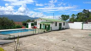 Bazén v ubytování Hotel PARAMO LIDERATO nebo v jeho okolí