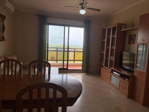 Телевизор и/или развлекательный центр в Rioja Salinas IV Solo Familias Serviplaya