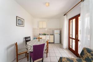 Un comedor con una mesa y una cocina. en Dodo Sea View Apartments, en Novalja 36 fotos más