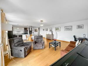 un salon avec deux canapés et une cuisine dans l'établissement Harmonie au Plessis-Robinson, au Plessis-Robinson