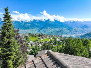 vista dal tetto di una casa con una montagna di Chalet Magicien by Interhome a Nendaz