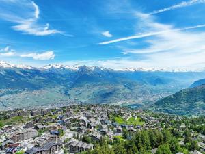 Vista generica sulle montagne o vista sulle montagne dall'interno dell'appartamento